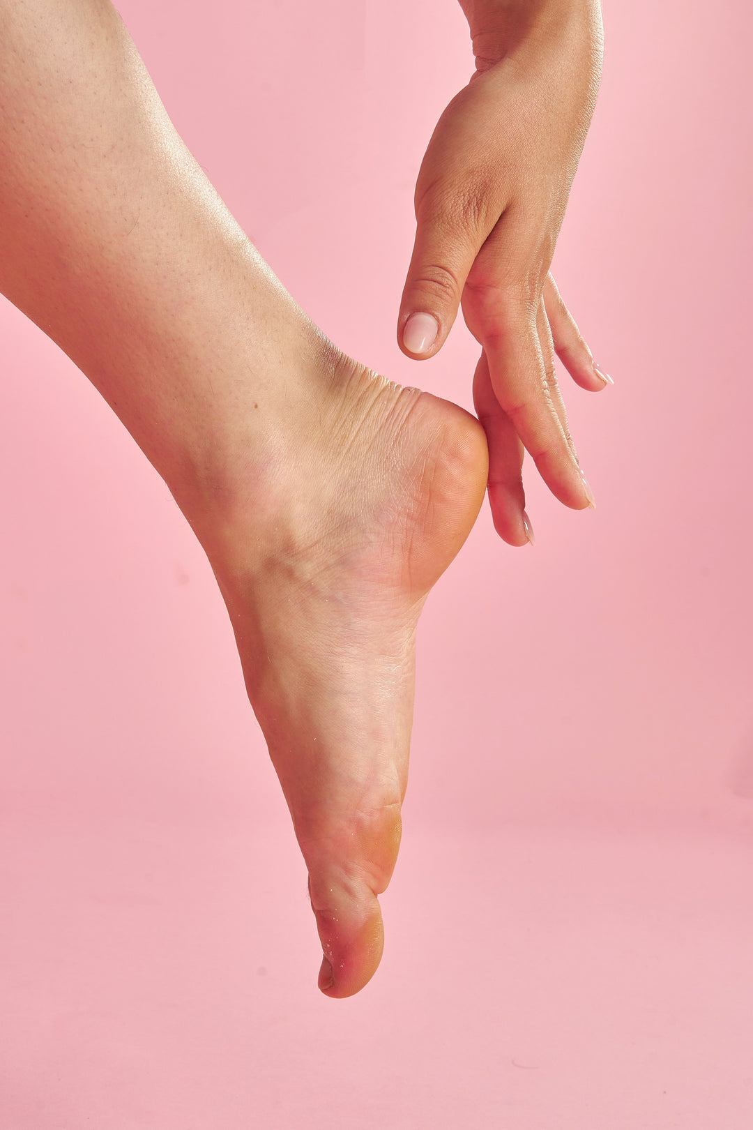 Tallone secco e leggermente screpolato prima del trattamento con prodotti specifici per i piedi.